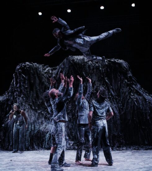 İstanbul Tiyatro Festivali’nden Çarpıcı Bir Oyun: Biz Kimiz?-Zehra İpşiroğlu/TEB Oyun Dergisi