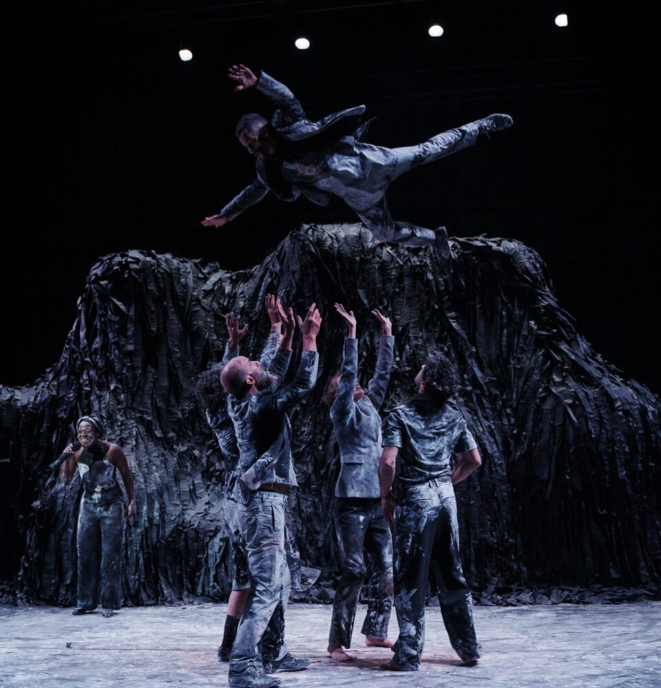 İstanbul Tiyatro Festivali’nden Çarpıcı Bir Oyun: Biz Kimiz?-Zehra İpşiroğlu/TEB Oyun Dergisi