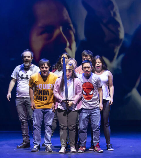  Zehra İpşiroğlu-Hamlet: Görünmezlik Duvarlarının Kırılması/ TEB Oyun Dergisi