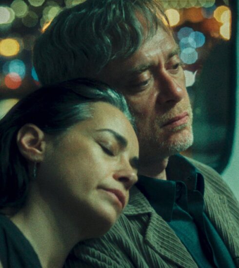 Zehra İpşiroğlu-Tiyatrocu Bir Ailenin Hızlı Çöküşü: Sarı Zarflar/ TEB Oyun Dergisi