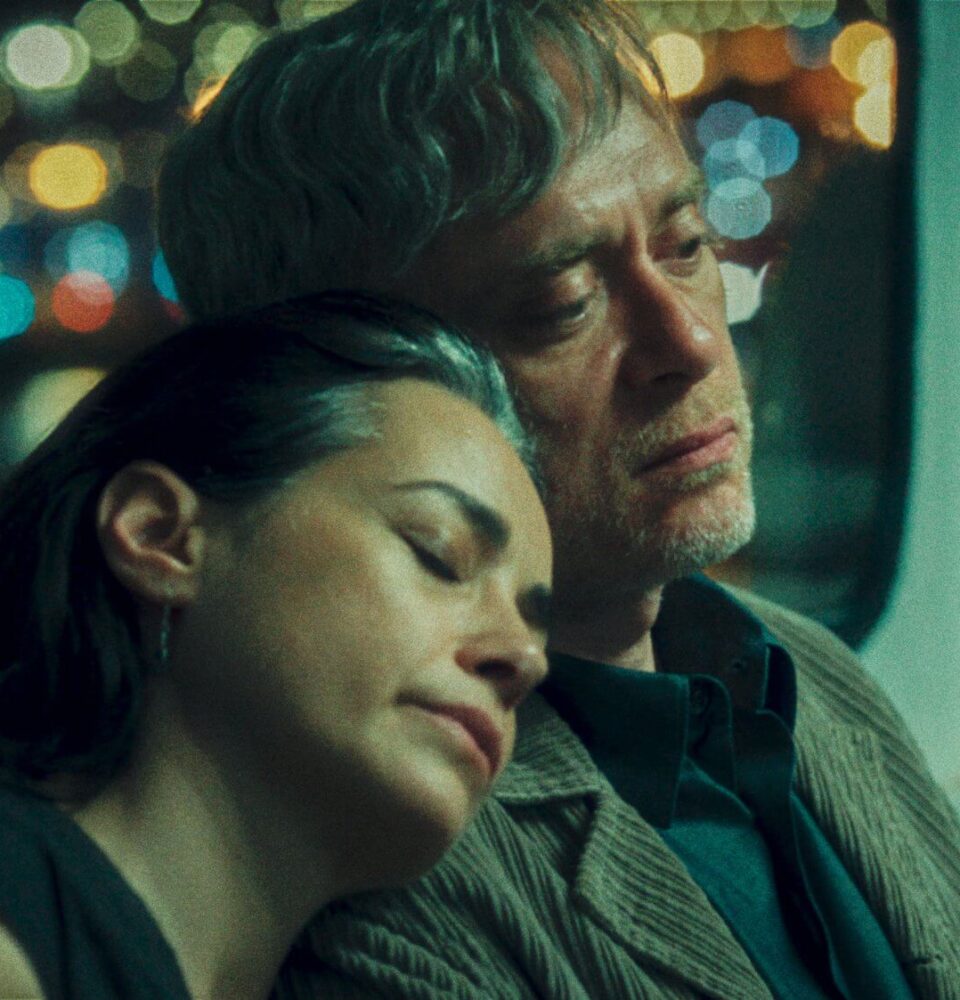 Zehra İpşiroğlu-Tiyatrocu Bir Ailenin Hızlı Çöküşü: Sarı Zarflar/ TEB Oyun Dergisi